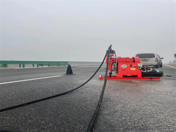 乌什马路路基路面开裂下沉注浆加固灌浆