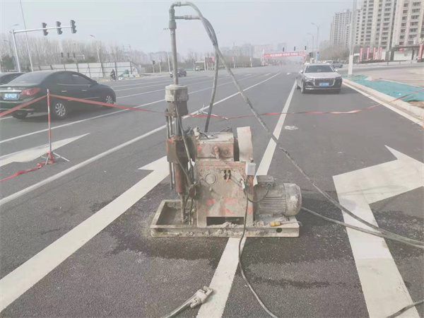 乌什公路路面下沉沉降开裂注浆加固施工